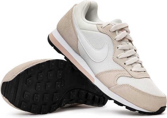 Nike Md Runner Dames Sneakers - Beige/Wit - Maat 40.5 bol.com