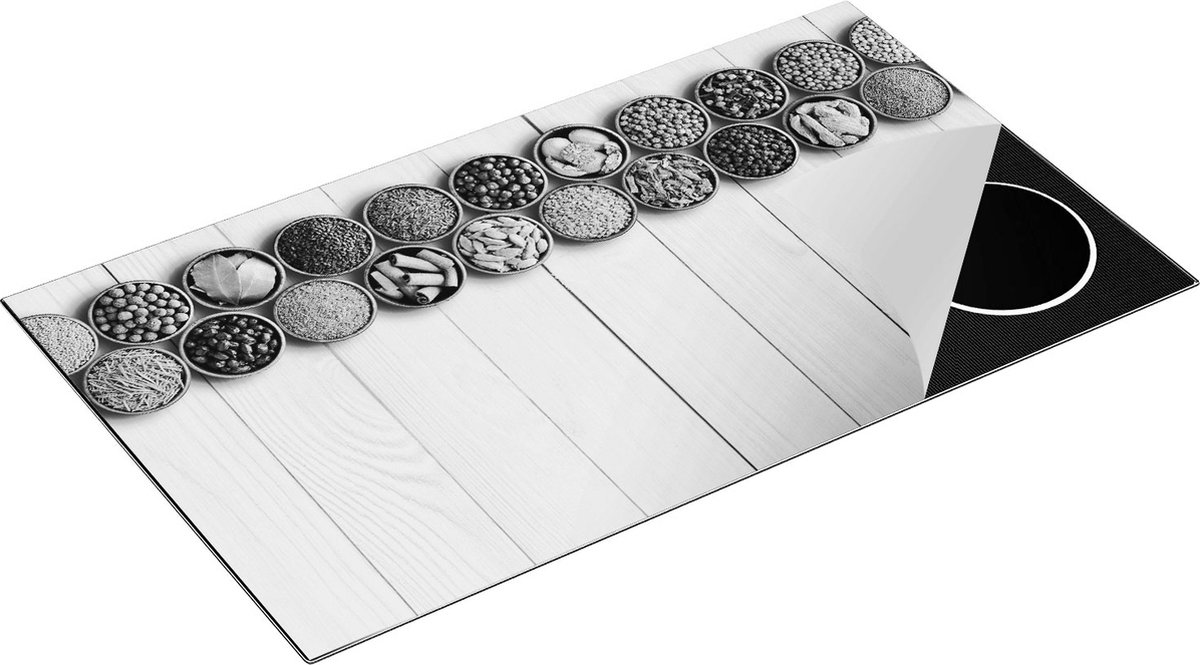 Chefcare Inductie Beschermer Kruidenbakjes op een Houten Tafel - Zwart Wit - 89,6x51,6 cm - Afdekplaat Inductie - Kookplaat Beschermer - Inductie Mat
