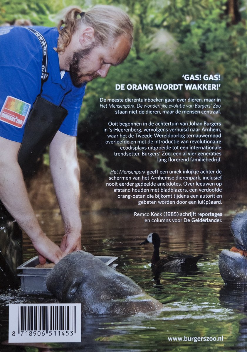Man in blauw shirt met Burgers' Zoo logo, voorgrond: water met dieren, achtergrond: tekst.