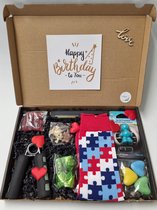 Verrassing Box voor mannen - goed gevuld met allerlei nuttige, lekkere en aangename artikelen - met Mystery Card 'Happy Birthday' met een persoonlijke videoboodschap van jouzelf | Verjaardag | Vaderdag | Kerst | Sinterklaas