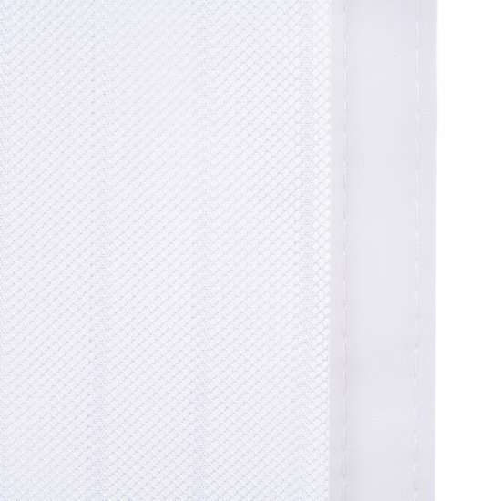 Detail van het witte polyester deurgordijn met een drukknoopsluiting.