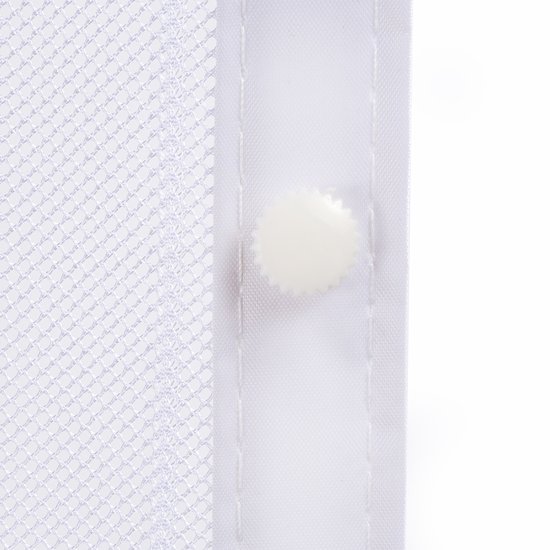 Witte polyester hor met een wit, tandvormig magneetje in het midden van een witte band. Links een fijnmazig, geweven patroon.