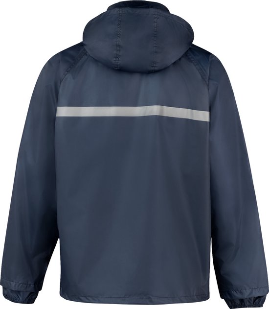Achterkant van een donkerblauw regenjack met capuchon en reflecterende band.