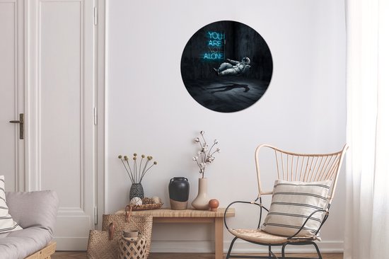 Voyageur de l'espace flottant dans une pièce avec éclairage néon Assiette en plastique cercle mural ⌀ 60 cm - impression photo sur cercle mural / cercle vivant (décoration murale)