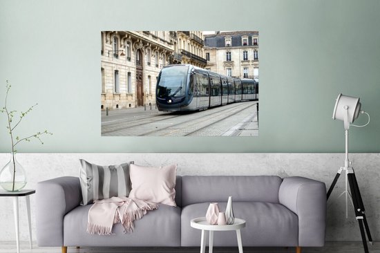 Poster Een moderne tram gaat door het centrum van Bordeaux - 120x80 cm