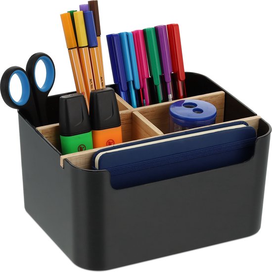 Zwarte bureau organizer met houten verdelers, gevuld met pennen, markeerstiften, schaar en puntenslijper.