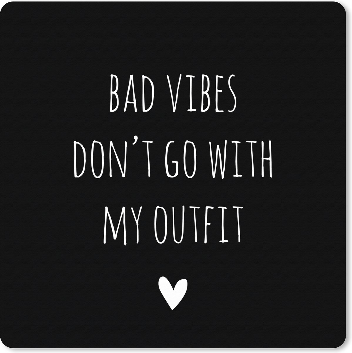 Muismat XXL 50x50 cm - Bureau onderlegger - Bureau mat Engelse quote "Bad vibes don't go with my outfit" met een hartje tegen een zwarte achtergrond - Bureaumat - Gaming mousepad xl - Bureaulegger groot - Computer deskmat