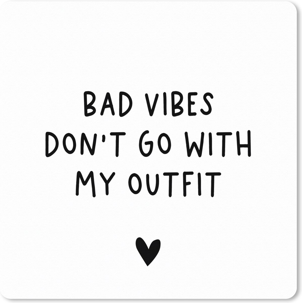 Muismat XXL 60x60 cm - Bureau onderlegger - Bureau mat Engelse quote "Bad vibes don't go with my outfit" met een hartje tegen een zwarte achtergrond - Bureaumat - Gaming mousepad xl - Bureaulegger groot - Computer deskmat