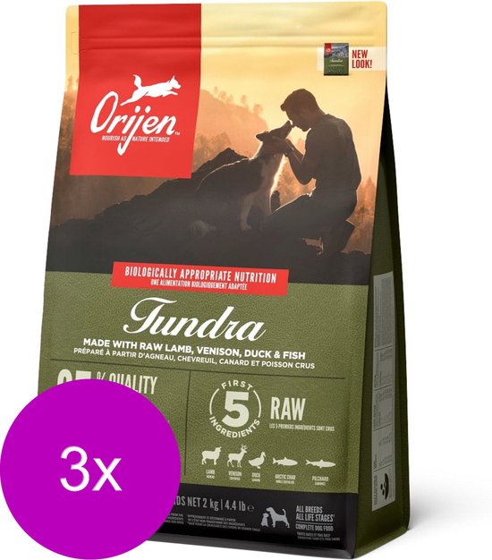 Zak Orijen Tundra hondenvoer, met op de voorkant een man die knielt bij een hond tegen een zonsondergang.