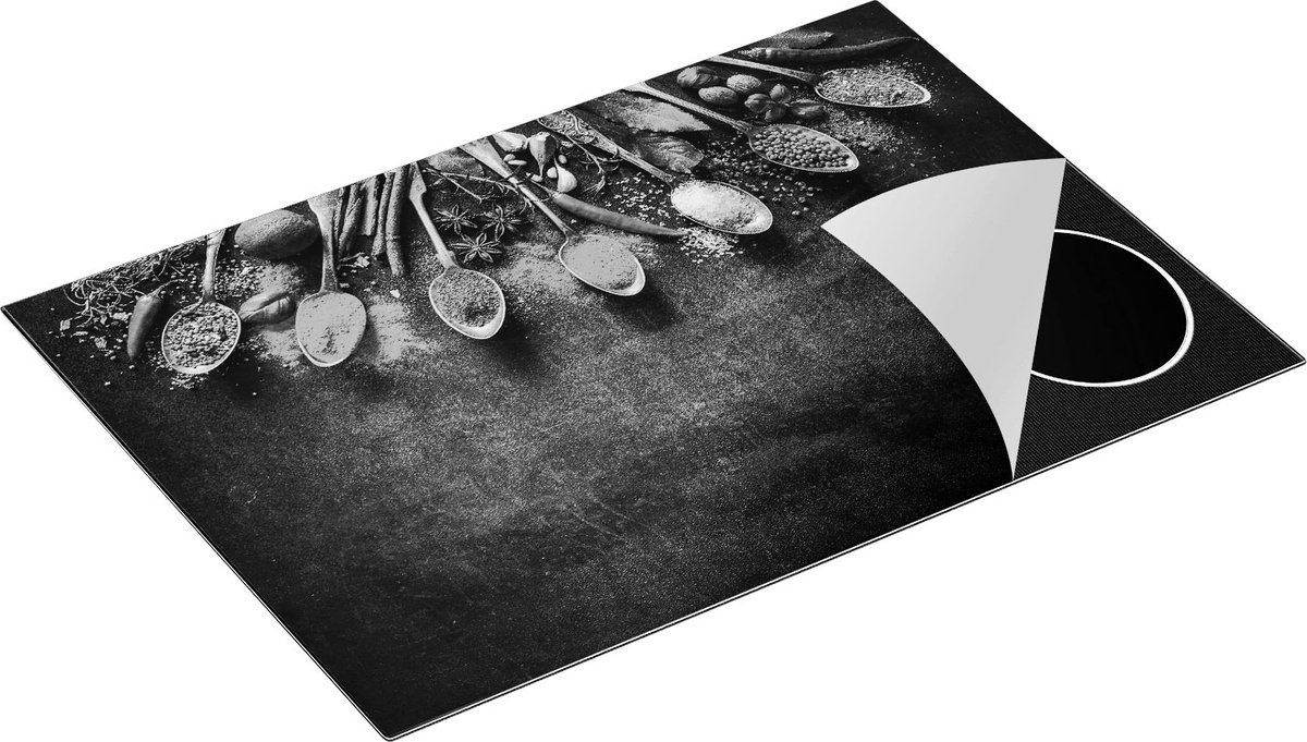 Chefcare Inductie Beschermer Kruiden en Specerijen op een Zwarte Plaat - Zwart Wit - 77x51 cm - Afdekplaat Inductie - Kookplaat Beschermer - Inductie Mat