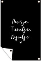 Tuinposter tekst - Huisje Tuintje Wijntje - Quotes - Tuindecoratie Zwart met Wit - Tuinschilderij voor buiten - Schutting decoratie - Tuin - 80x120 cm - Schuttingdoek - Tuindoek - Wanddecoratie buiten