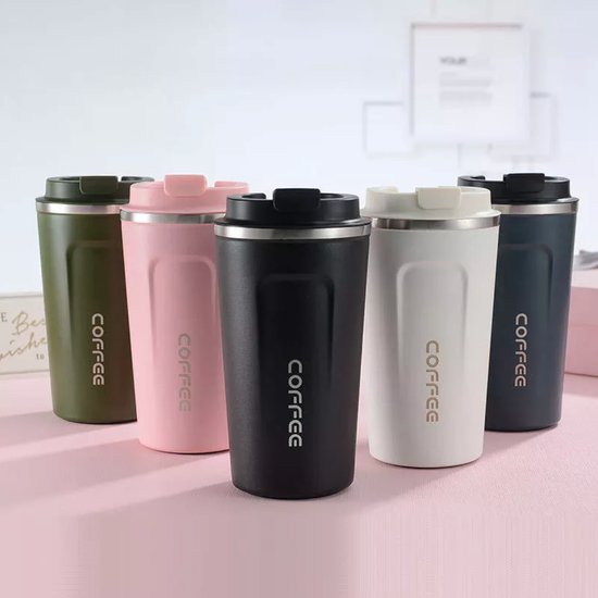 Rij van vijf koffiebekers in groen, roze, zwart, wit en blauw, met 'COFFEE' opdruk.