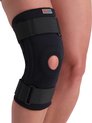 Zwarte kniebrace met klittenbandsluitingen en opening bij de knieschijf, gedragen op een knie.