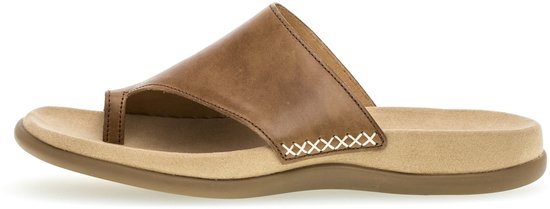 Bruine Gabor slipper met open teen, leren band en decoratieve stiksels.