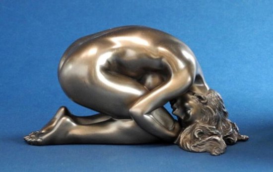 Maddeco - bronskleurig beeldje naakte vrouw - hoofd tussen benen