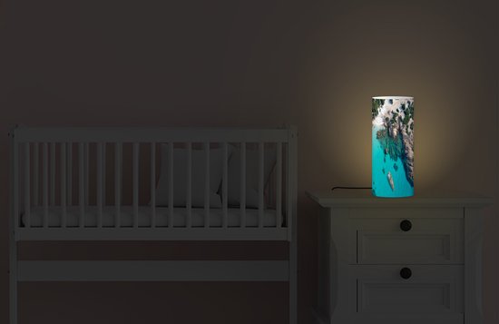 Lamp - Nachtlampje - Tafellamp slaapkamer - Een luchtfoto van wit strand tussen rotsen - 33 cm hoog - Ø14.3 cm - Inclusief LED lamp - LampTiger