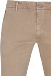 Voorkant van beige chino broek, dubbele stiksels, rode MAC Jeans knoop.