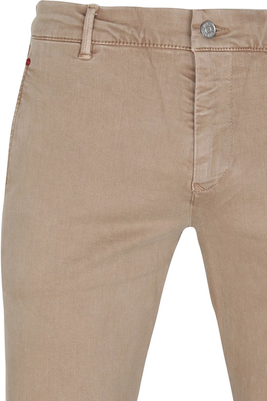 Voorkant van beige chino broek, dubbele stiksels, rode MAC Jeans knoop.