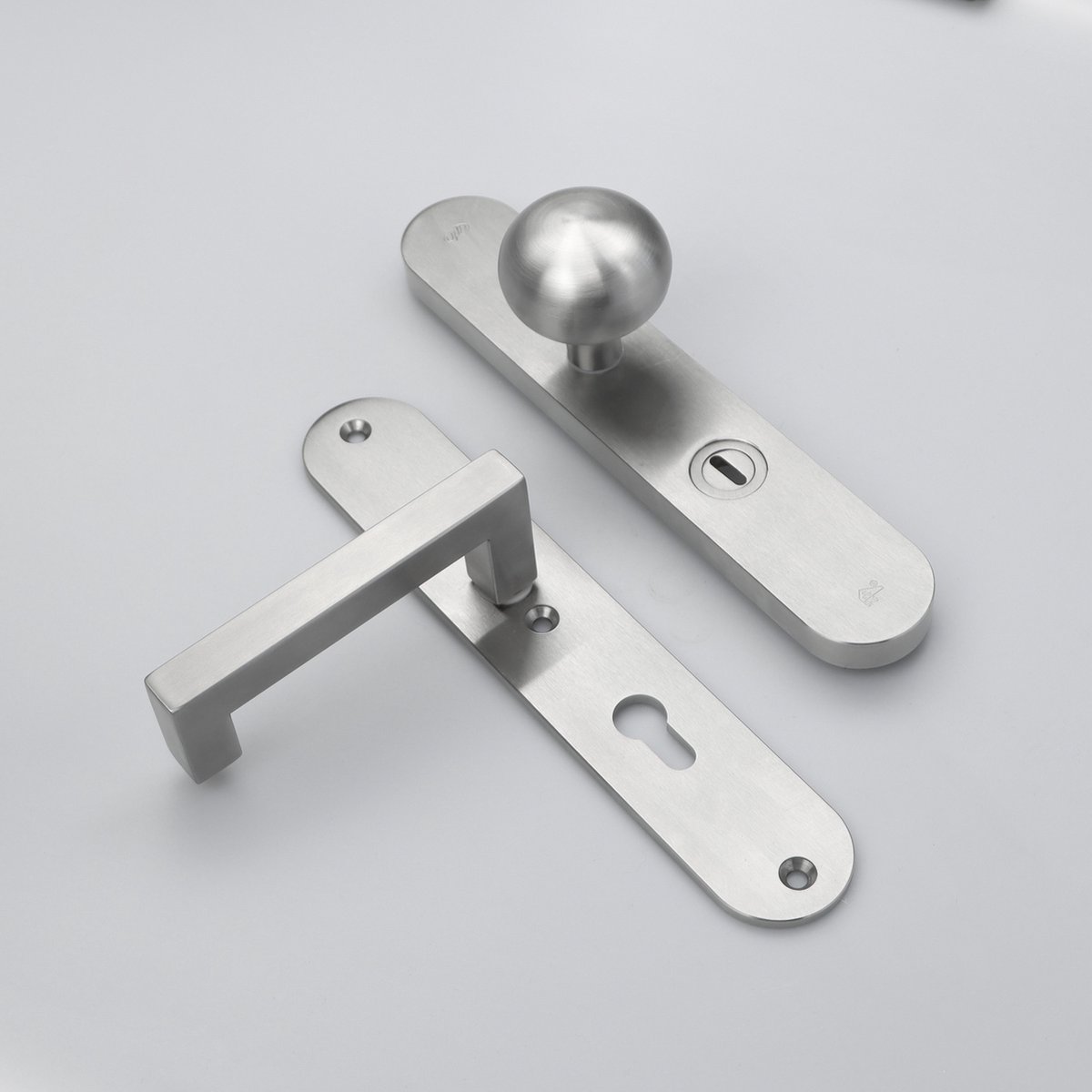 MASSIEF RVS Tzunali Deurbeslag. Model MINHO SKG*** BREED T=15/5 VKTB (kerntrek) PC72 BUITEN KNOP CASTELLO; BINNEN KRUK LEIRIA