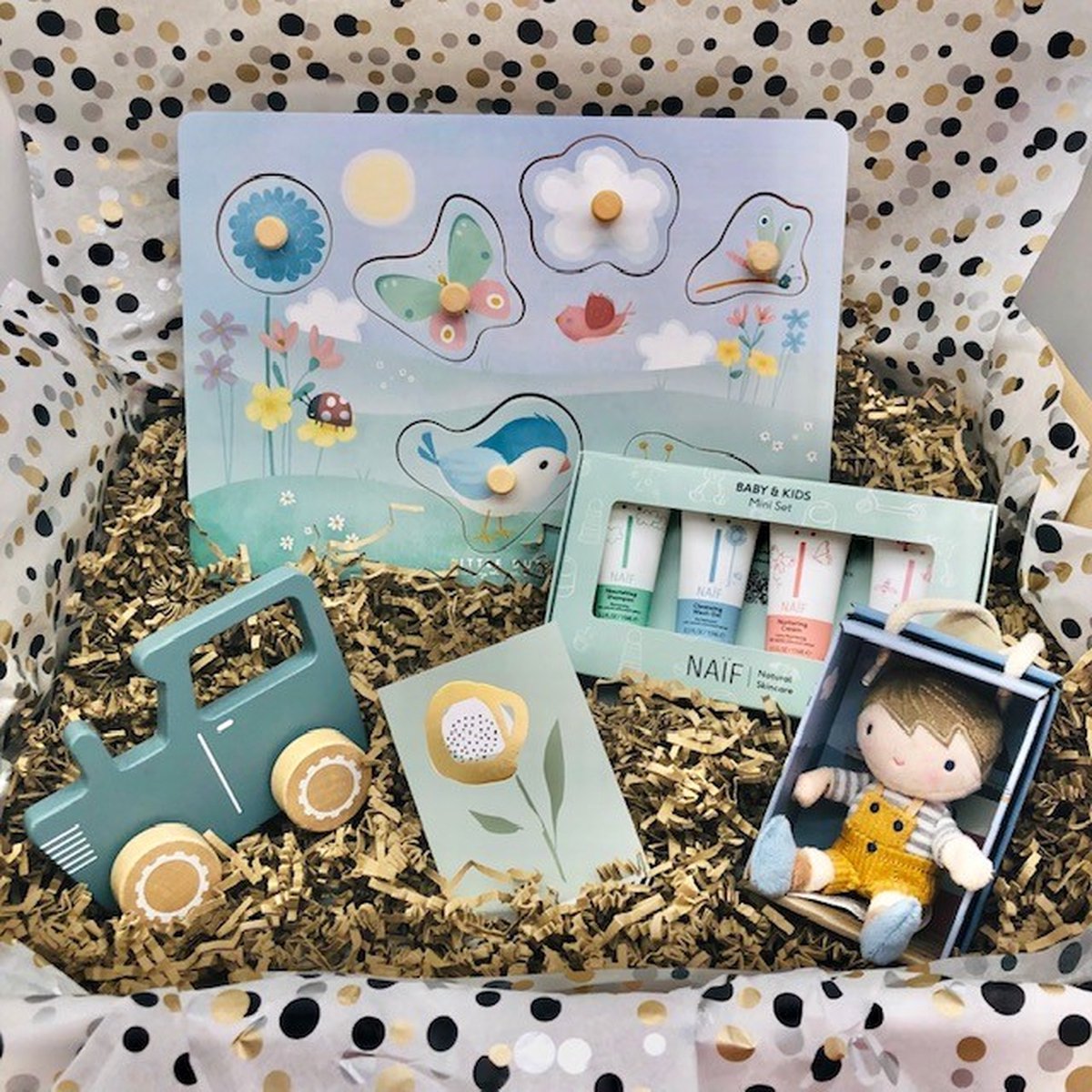 Julia & Ik Cadeaupakket - Naïf mini badset - Houten Tractor blauw - Mini knuffel Jim -Voelpuzzel Little Dutch Flowers & Butterflies - Babygeschenkset - Kraampakket - Kado - Geboorte - Verjaardag - Kind - Baby - Jongen - Meisje Julia & Ik Cadeaupakket - Naïf mini badset - Houten Tractor blauw - Mini knuffel Jim -Voelpuzzel Little Dutch Flowers & Butterflies - Babygeschenkset - Kraampakket - Kado - Geboorte - Verjaardag - Kind - Baby - Jongen - Meisje