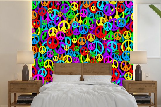 Foto: Behang fotobehang flower power gekleurde vredestekens breedte 240 cm x hoogte 240 cm