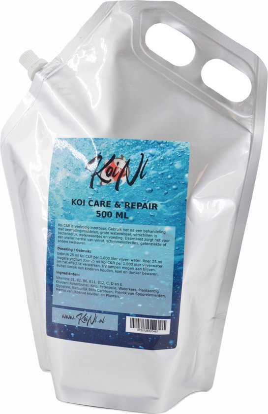 Een zilverkleurige, platte zak met een blauw label. De zak bevat 500 ml Koi CARE & REPAIR.