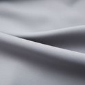 Stofdetail van een grijs gordijn.
