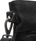 Sluiting van de schouderband aan een zwarte leren tas, close-up op witte achtergrond.