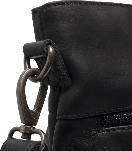 Sluiting van de schouderband aan een zwarte leren tas, close-up op witte achtergrond.