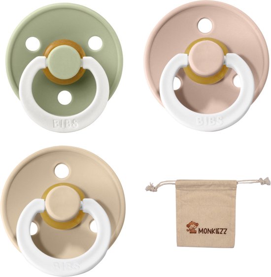 Drie BIBS fopspenen in Sage groen, Vanilla en Blush. Het speenkoord is wit en de speen is geel. Inclusief Monkiezz speenzakje.