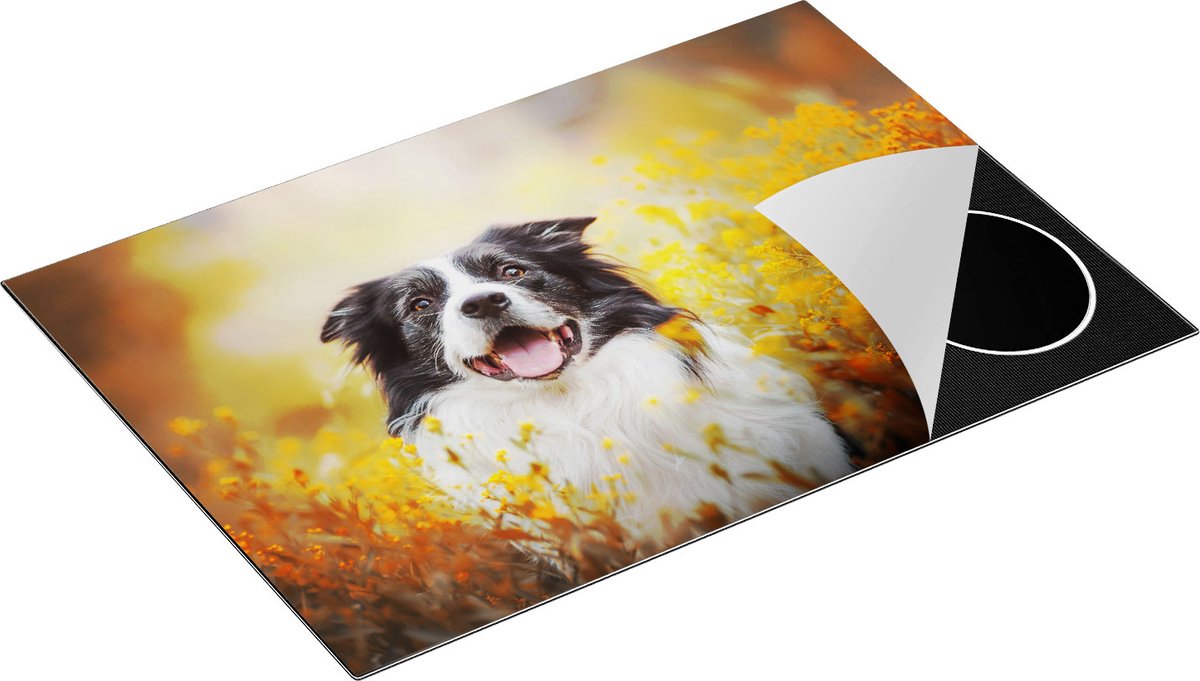 Chefcare Inductie Beschermer Blije Hond tussen de Bloemen - 76x51,5 cm - Afdekplaat Inductie - Kookplaat Beschermer - Inductie Mat