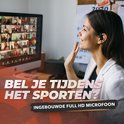 Vrouw met oordopje in gesprek tijdens een videogesprek, met tekst "BEL JE TIJDENS HET SPORTEN? INGEBOUWDE FULL HD MICROFOON".