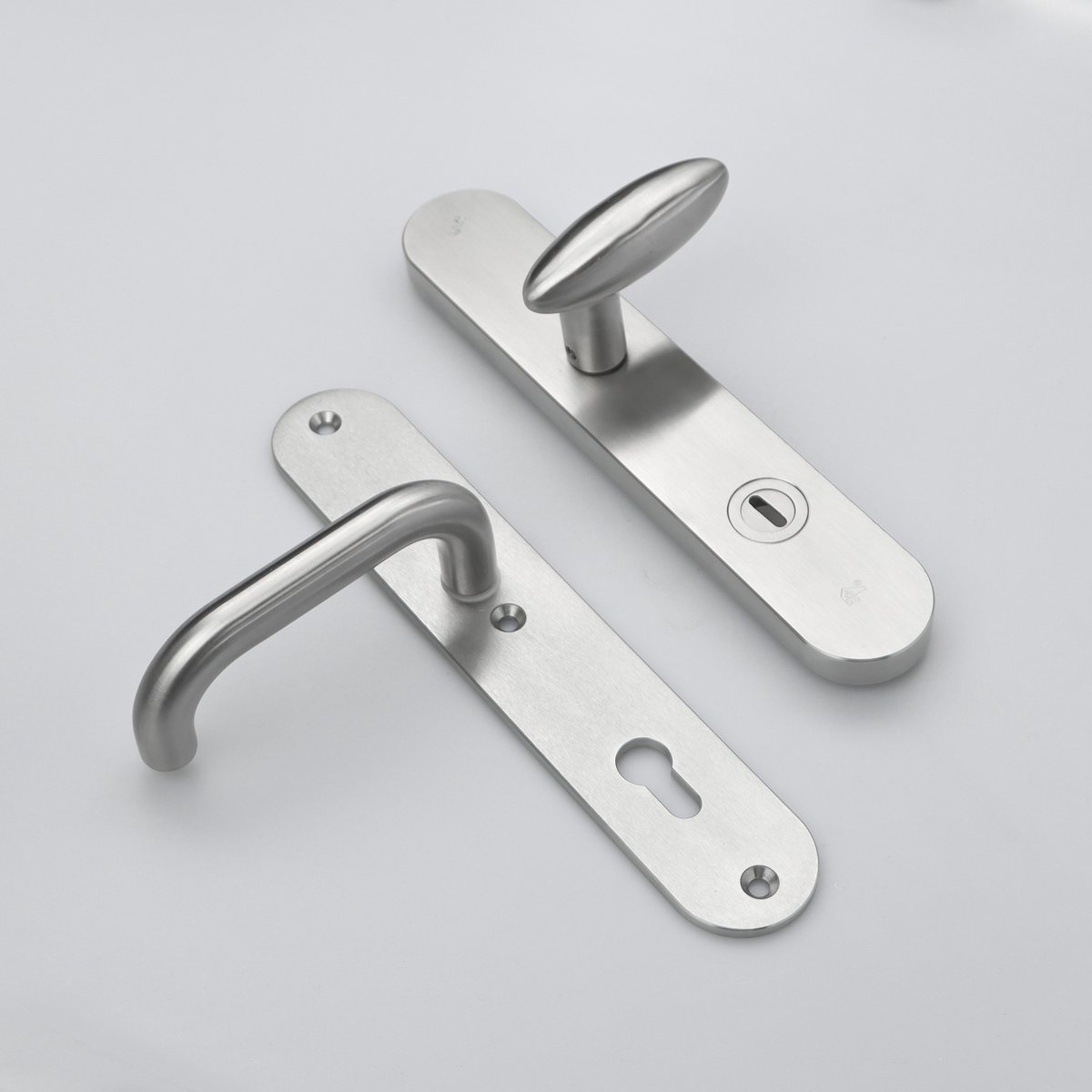 MASSIEF RVS Tzunali Deurbeslag. Model MINHO SKG*** BREED T=15/5 VKTB (kerntrek) PC92  BUITEN KNOP OVIDIO; BINNEN KRUK VIGO