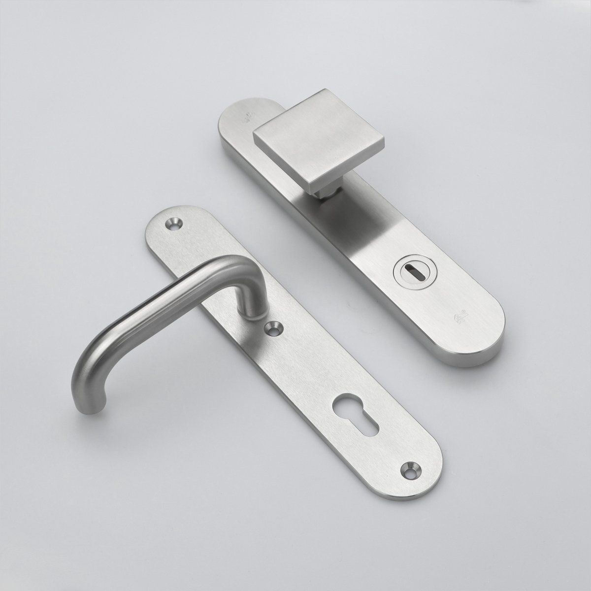 MASSIEF RVS Tzunali Deurbeslag. Model MINHO SKG*** BREED T=15/5 VKTB (kerntrek) PC92 BUITEN KNOP ALMADA; BINNEN KRUK VIGO