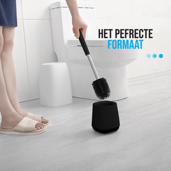 Une main tenant une brosse de toilette noire et son support est montrée à côté de toilettes.