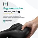 Zwart fietszadel met ergonomische vormgeving en elastomeer vering. Tekst: "Ergonomische vormgeving"