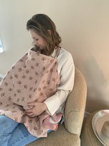Borstvoedingsdoek voedingsdoek blush flower met zicht op baby tijdens de borstvoeding