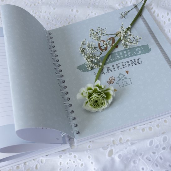 Open ringband-planner met lichtblauwe pagina's met de tekst 'LOCATIE(S) & CATERING' en een bloem.