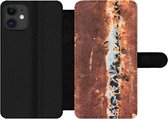 Bookcase Geschikt voor iPhone 11 telefoonhoesje - Plaat - Staal - Roest print - Met vakjes - Wallet case met magneetsluiting