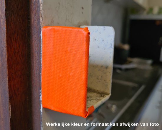 Oranje tape met een textuur, bevestigd op een metalen hoekprofiel.
