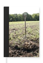 Notitieboek - Schrijfboek - Een hooivork bij de aardappeloogst - Notitieboekje klein - A5 formaat - Schrijfblok