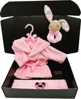 Kraamcadeau meisje - baby badjas - pluche rammelaar - kraamkado - 2 maten - kan ook rechtstreeks als cadeau worden verstuurd