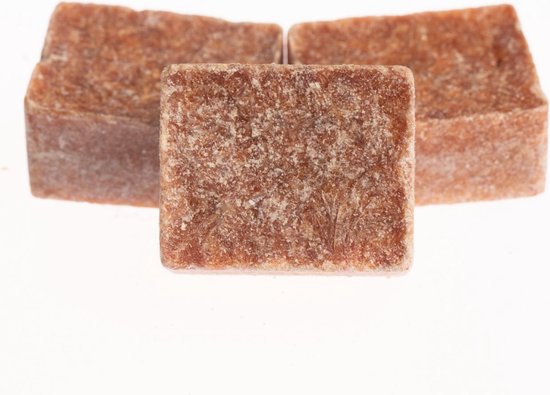 Drie amberblokjes met een ruw, vierkant oppervlak en bruine kleur.