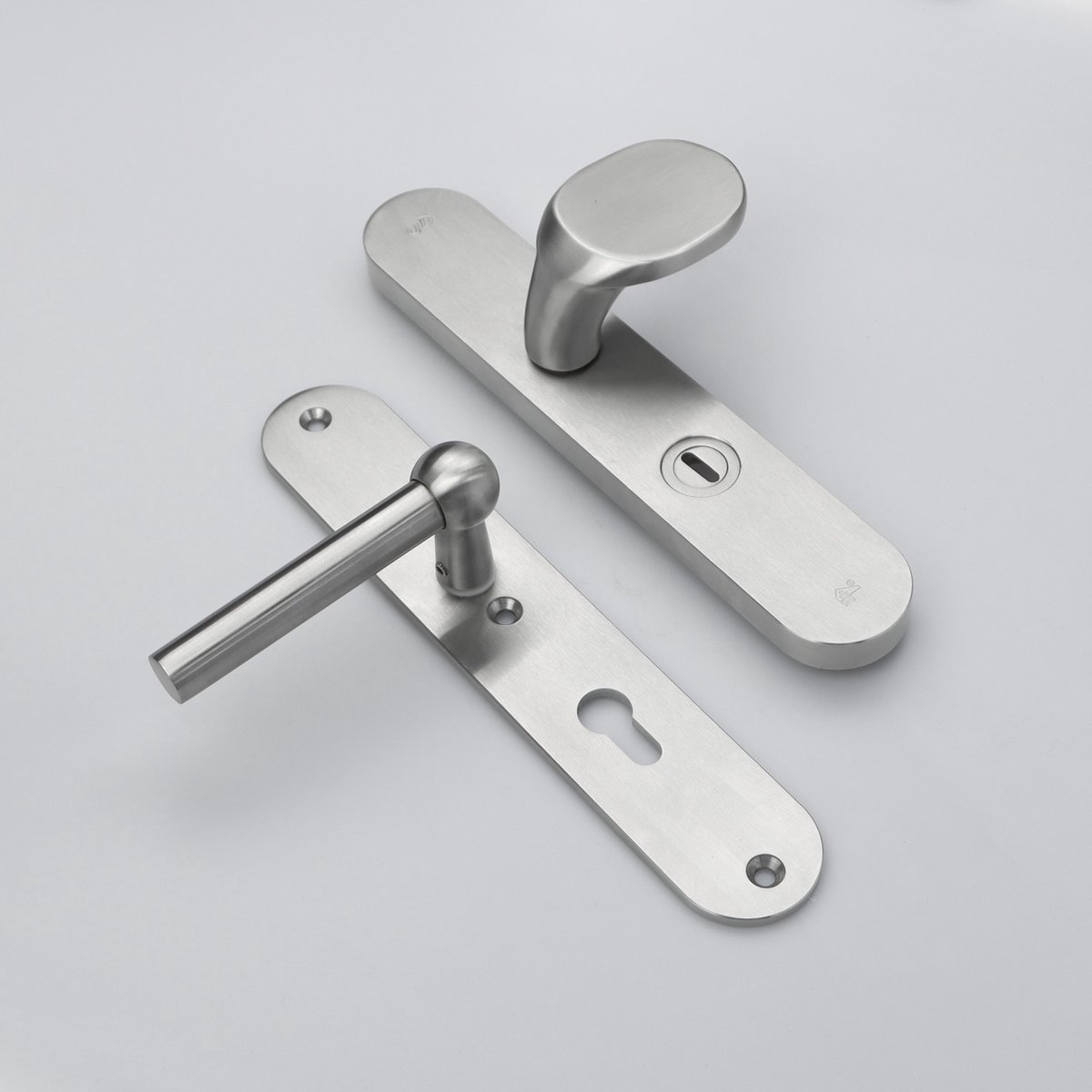 MASSIEF RVS Tzunali Deurbeslag. Model MINHO SKG*** BREED T=15/5 VKTB (kerntrek) PC72 BUITEN KNOP NELAS; BINNEN KRUK LONDEN