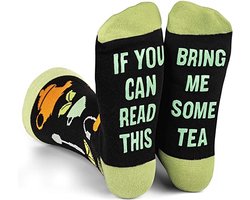 Malinsi® Grappige Sokken Thee - Bring me some Tea - Leuke AntiSlip Huissokken Dames Heren - Gekke Cadeaus - Cadeautjes Volwassenen - Funny Socks Vrolijke Slofsokken met Tekst - Cadeau voor Mannen & Vrouwen - Moederdag Geschenk Giftset Vriendin