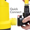 Gele dompelpomp met "Quick Connect" tekst. Hand koppelt gele slang aan zwarte pompconnector.