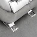Detail van de stevige, metalen montagevoet van een RVS hydrofoorpomp.