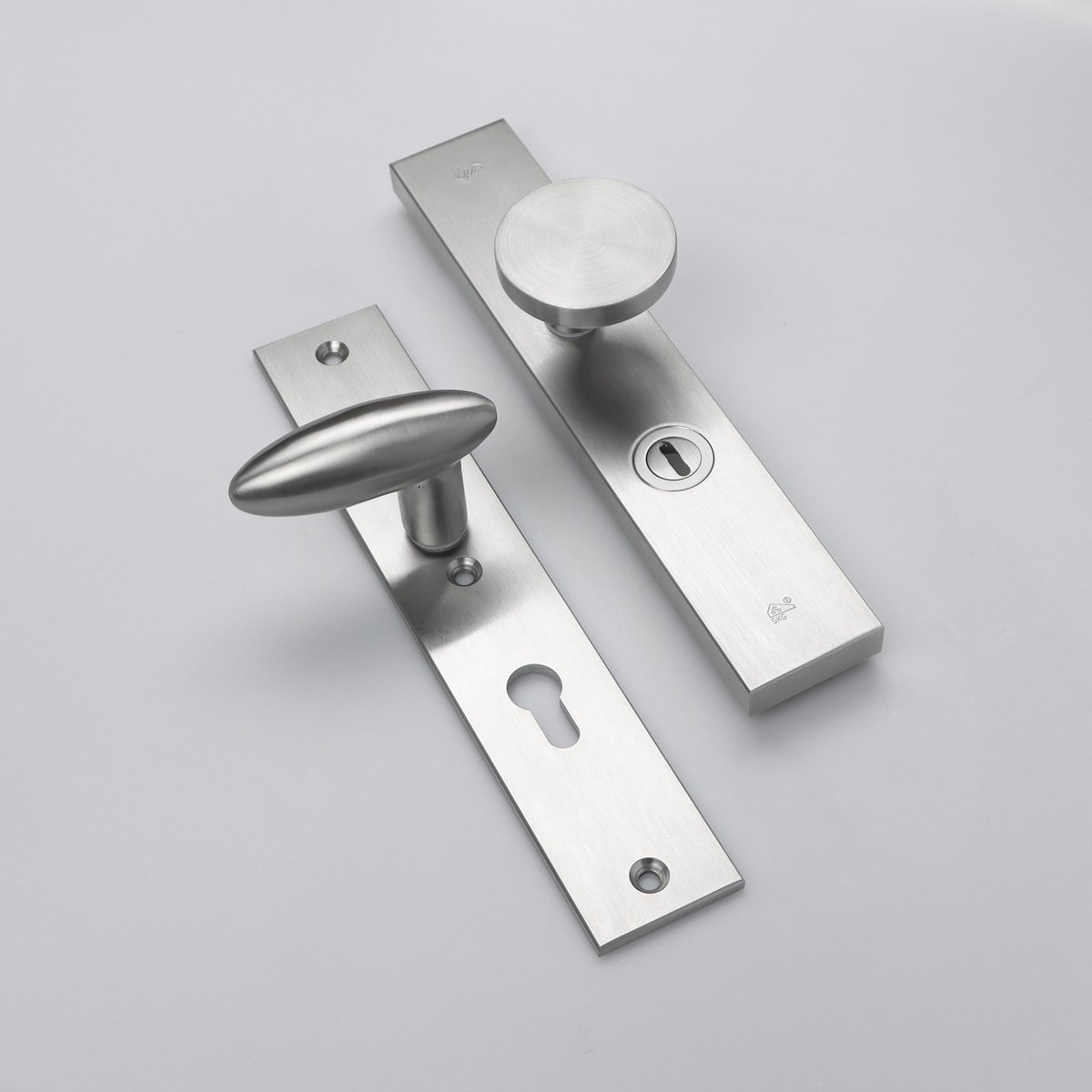 MASSIEF RVS Tzunali Deurbeslag. Model TAMEGA SKG*** BREED T=15/5 VKTB (kerntrek) PC72 BUITEN KNOP TORRES VK; BINNEN KRUK OVIDIO