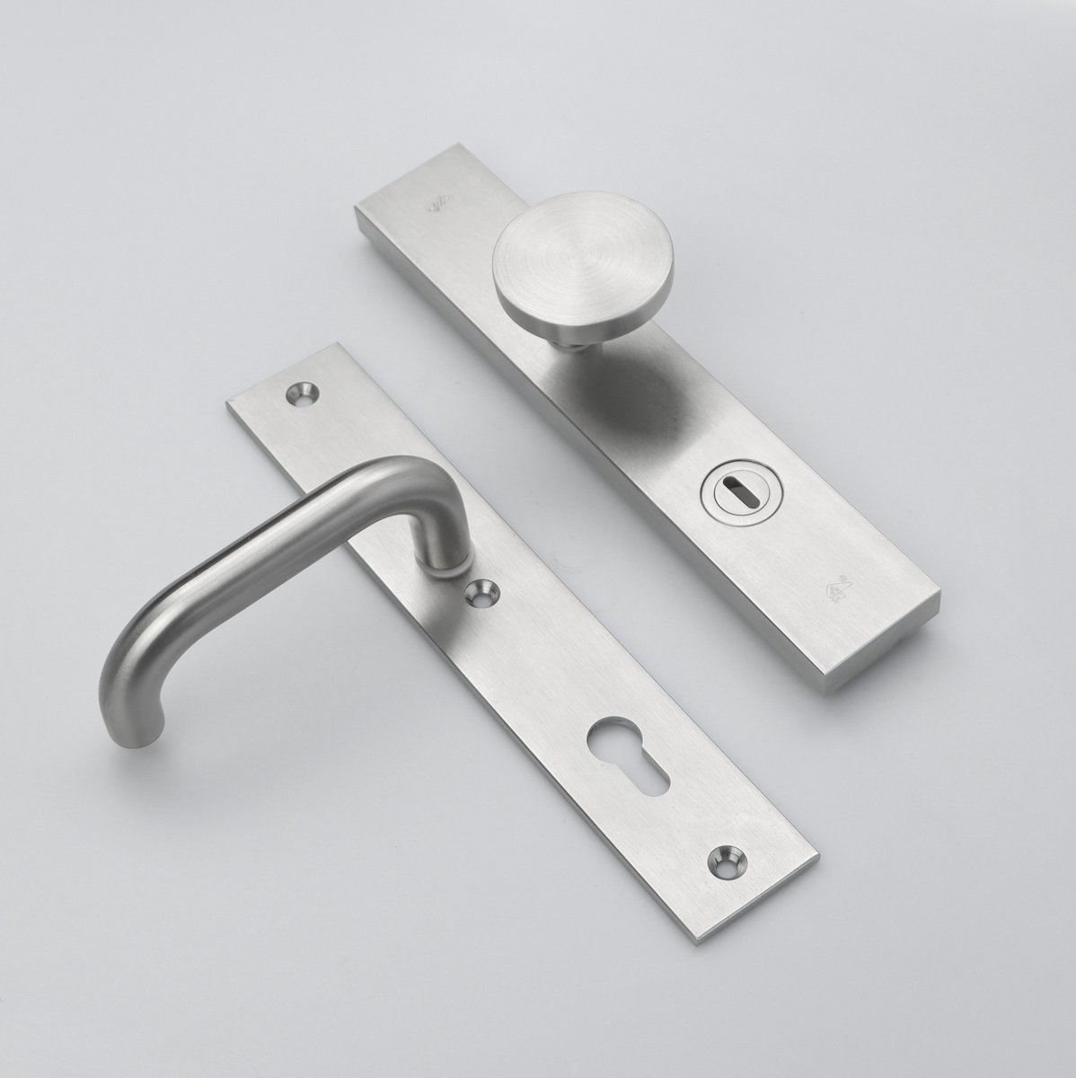 MASSIEF RVS Tzunali Deurbeslag. Model TAMEGA SKG*** BREED T=15/5 VKTB (kerntrek) PC92 BUITEN KNOP TORRES VK; BINNEN KRUK VIGO