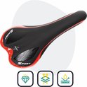 Zwart fietszadel met rode accenten, "SPORT" tekst en ventilatiegaatjes.
